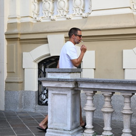 Janek Bartoška s cigaretkou.