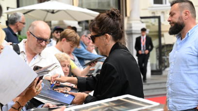 FOTO: Maggie Gyllenhaal v luxusním černém outfitu neunikla pozornosti lovců autogramů.
