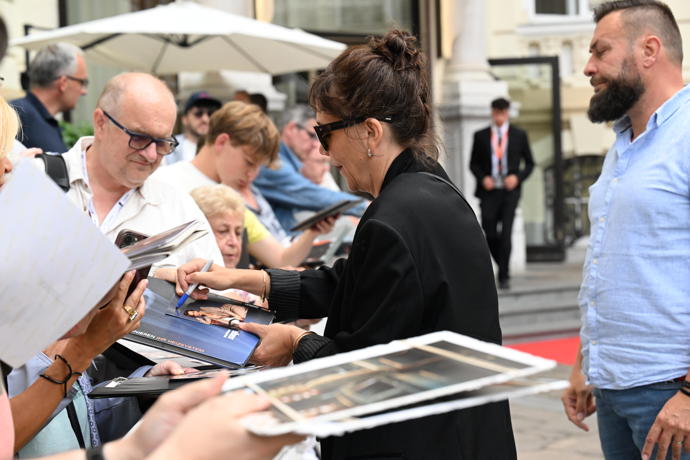 FOTO: Maggie Gyllenhaal v luxusním černém outfitu neunikla pozornosti lovců autogramů. – stránka 437
