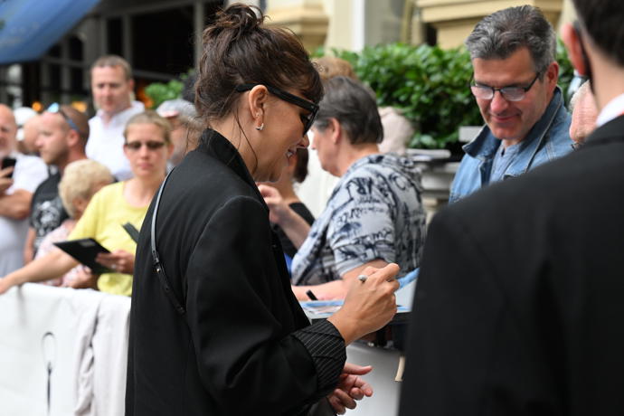 FOTO: Sympatická herečka si Vary užívá plnými doušky a fanouškům věnovala spoustu času. – stránka 411