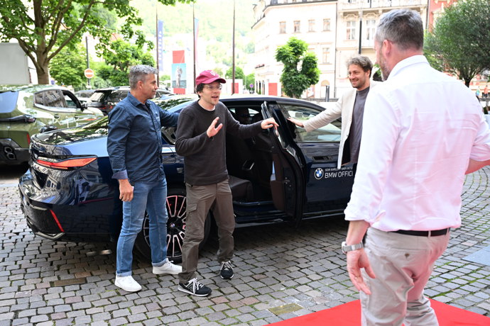 FOTO: Jesse Eisenberg na festivalu ve Varech. – stránka 9