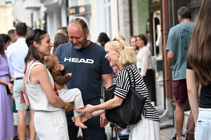 FOTO: Dana Batulková se dala na kolonádě do řeči s herečkou Veronikou Kubařovou. – stránka 1