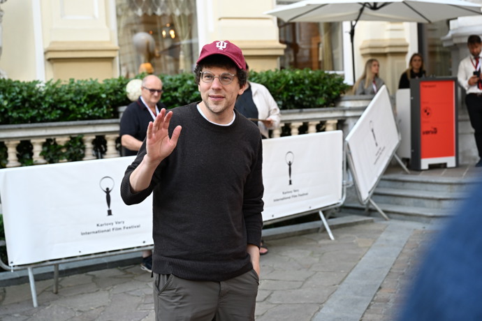 FOTO: Herec Jesse Eisenberg ve Varech. – stránka 10
