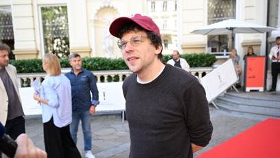FOTO: Herec Jesse Eisenberg ve Varech.