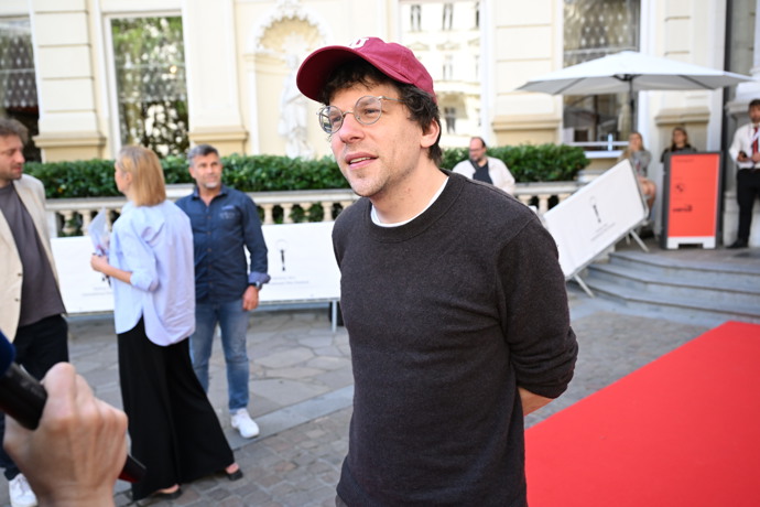 FOTO: Herec Jesse Eisenberg ve Varech. – stránka 13