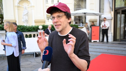 FOTO: Herec Jesse Eisenberg ve Varech.
