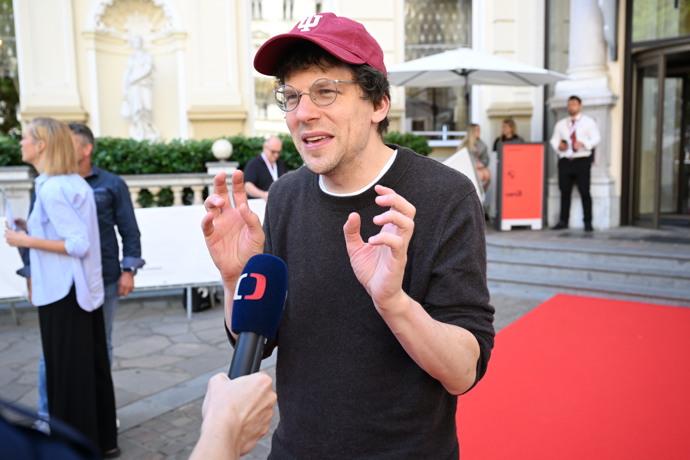 FOTO: Herec Jesse Eisenberg ve Varech. – stránka 12