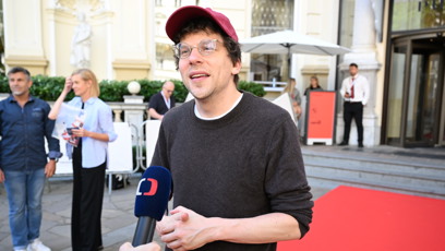 FOTO: Jesse Eisenberg dával rozhovory.