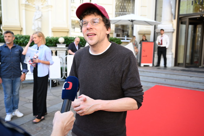 FOTO: Jesse Eisenberg dával rozhovory. – stránka 241