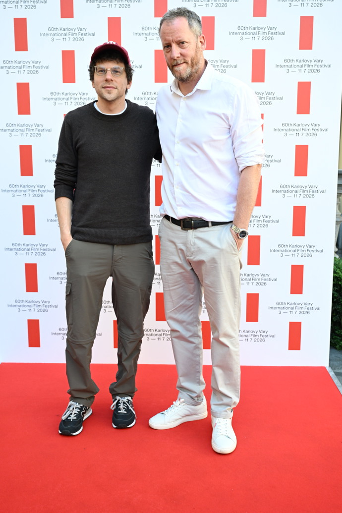 FOTO: Herec Jesse Eisenberg ve Varech. – stránka 11
