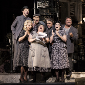 Snímek z opery Gianni Schicchi, která je režijním debutem oscarového režiséra Woodyho Allena. V hlavní roli navíc září legendární Plácido Domingo.