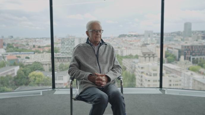 FOTO: Uznávaný slovenský genetik Vladimír Ferák, jehož tým dokázal v polních podmínkách s pomocí metody PCR usvědčit brutálního vraha. – stránka 6