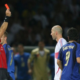 Zinédine Zidane dostal po hlavičce červenou.