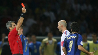 FOTO: Zinédine Zidane dostal po hlavičce červenou.