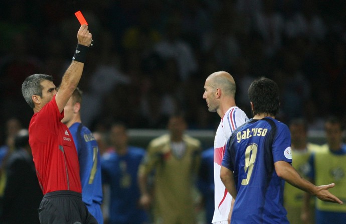 FOTO: Zinédine Zidane dostal po hlavičce červenou. – stránka 4