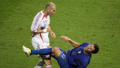 FOTO: Zinédine Zidane dal hlavičku Materazzimu.