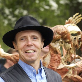 Gunther von Hagenz se svými těly.