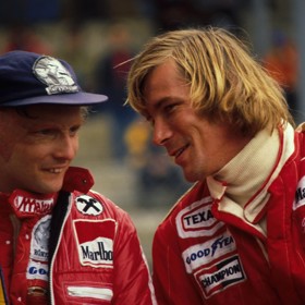 Niki Lauda se svým rivalem Jamesem Huntem.