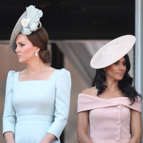 Vztah Meghan Markle a Kate Middleton se začal kazit záhy po seznámení. Svůj podíl na tom měl i zapomenutý lesk na rty. Vzájemné odcizení obou dam bylo skvěle viditelné například na vojenské přehlídce Trooping the Colour v červnu roku 2018.