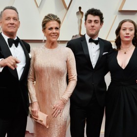 Tom Hanks je hrdým tátou čtyř dětí. Na snímku z Oscarů v roce 2020, kde mu vedle manželky Rity Wilson dělali společnost nejmladší syn Truman a jediná dcera Elizabeth.