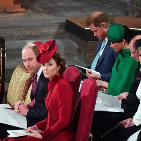 Klín mezi obě dámy vrazil nejen lesk na rty, ale i hádka o oblečení družiček na Meghanině svatbě s Harrym v roce 2018 a hlavně společné bydlení v Kensingtonském paláci. Každá jsou totiž jiná, obě silné osobnosti a vzájemně se nedokážou vystát. U příležitosti oslavy Dne Commonwealthu v březnu 2020 už se Kate a Meg otevřeně ignorovaly. Krátce předtím totiž vévoda a vévodkyně ze Sussexu oznámili, že se vzdávají všech funkcí v královské rodině a přesunou se do USA.