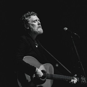 V 56 letech zemřel zpěvák Glen Hansard.