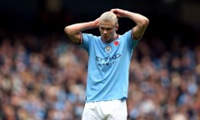 Norský fotbalista Erling Haaland (39 milionů dolarů) se v Kataru na hřišti také neobjeví.