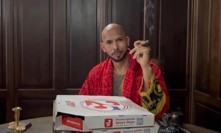 Andrew Tate se prozradil videem s krabicí od pizzy.
