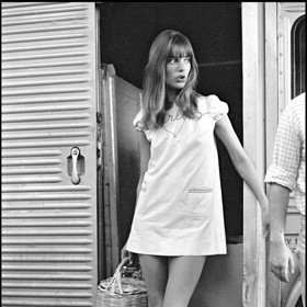 Kromě boho výšivek se letos ve velkém objevují i proutěné kabelky, které módní ikona Jane Birkin nosila ke kozačkám a bílým mini šatům.
