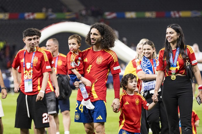FOTO: Marc Cucurella s rodinou. – stránka 1
