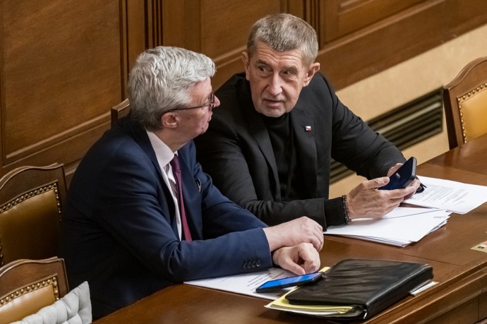FOTO: Premiér Andrej Babiš zveřejnil další díl podcastu Sorry jako, v němž vystupuje spolu se svým stranickým kolegou Karlem Havlíčkem. – stránka 18