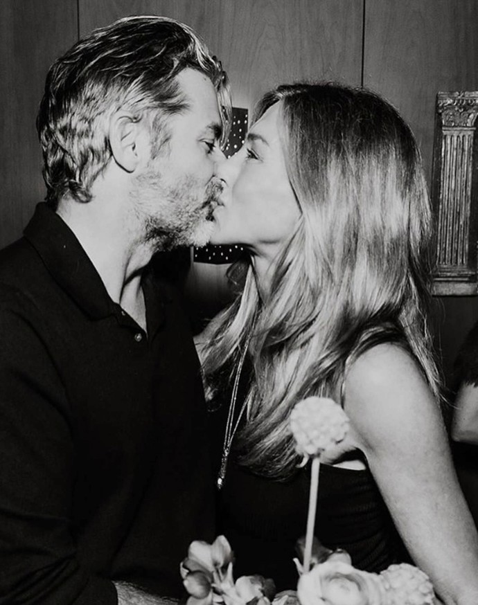 FOTO: Jennifer Aniston chodí s Jimem Curtisem.