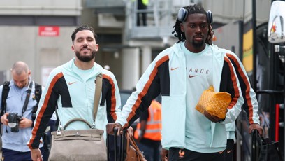 FOTO: Francouzský útočník Rayan Cherki se semišovou taškou Kelly Grizzly od Hermès a vedle něj záložník Manu Kones taškou od francouzské značky Goyard.