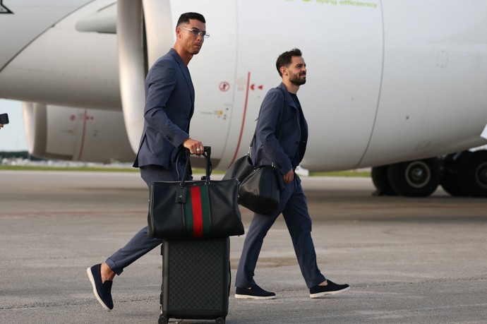 FOTO: Cristiano Ronaldo má značkovou tašku. – stránka 22