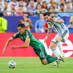 Messi nebezpečně sešlápl kolíky lýtko obránce Aissa Mandiho.