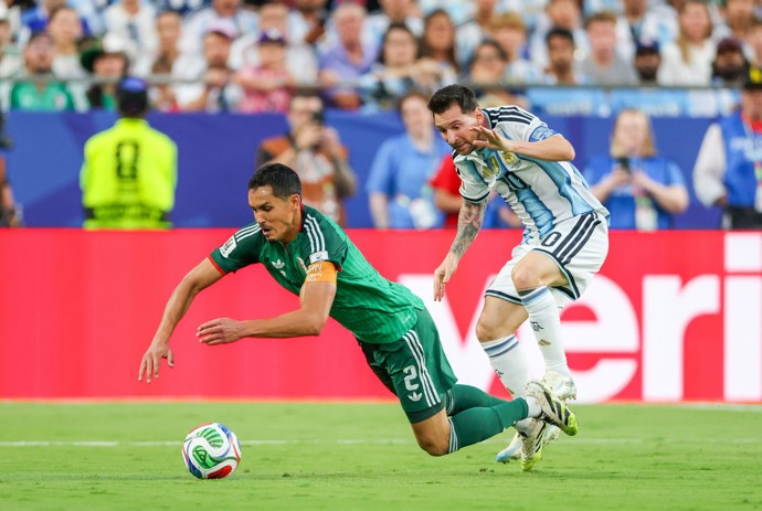 FOTO: Messi nebezpečně sešlápl kolíky lýtko obránce Aissa Mandiho. – stránka 5