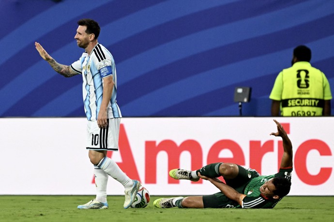 FOTO: Messi nebezpečně sešlápl kolíky lýtko obránce Aissa Mandiho. – stránka 4