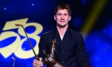 Martin Nečas poprvé převzal Zlatou hokejku.