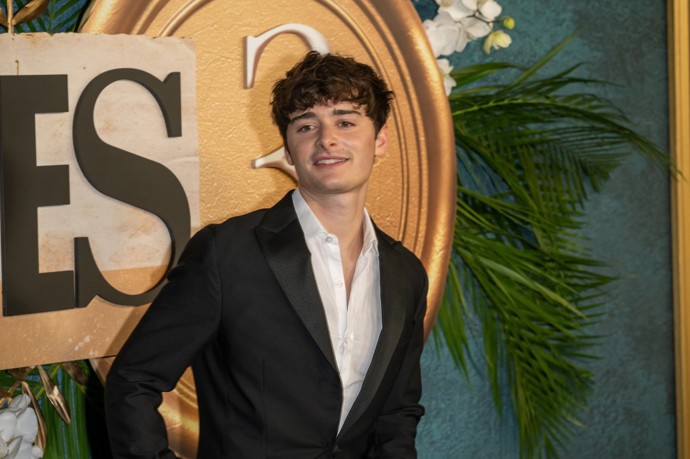 FOTO: Noah Schnapp na premiéře Enoly Holmes 3.