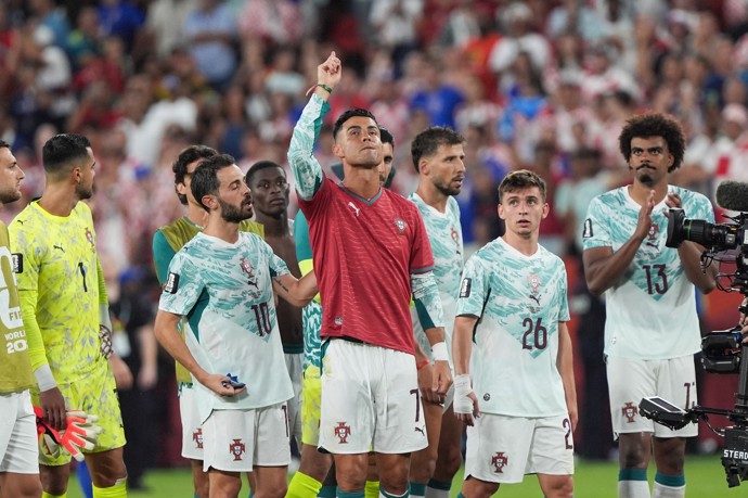 FOTO: Ronaldo v dresu zesnulého Joty neudržel slzy.
