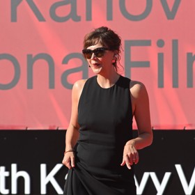 Maggie na koberci zářila.