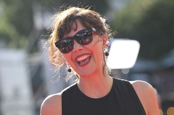FOTO: Maggie Gyllenhaal byla samý úsměv. – stránka 19