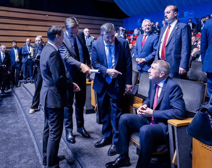 FOTO: Andrej Babiš na NATO. – stránka 6