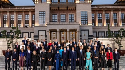 FOTO: Setkání lídrů na summitu NATO. Zatímco Babiš s Monikou stojí zcela nalevo ve druhé řadě, prezident Pavel stojí zcela vpravo ve druhé řadě.