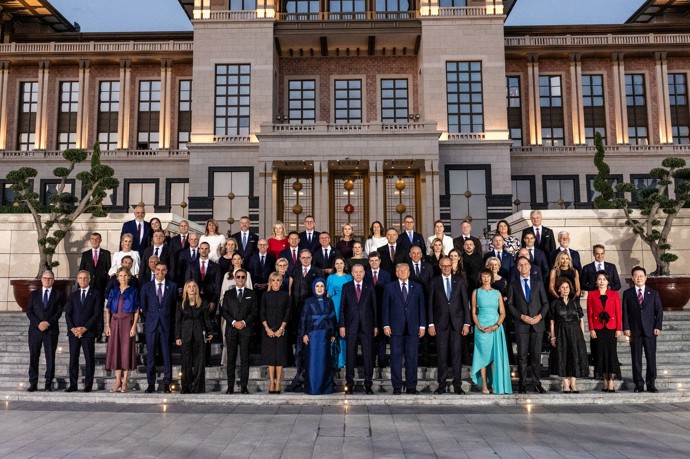 FOTO: Setkání lídrů na summitu NATO. Zatímco Babiš s Monikou stojí zcela nalevo ve druhé řadě, prezident Pavel stojí zcela vpravo ve druhé řadě. – stránka 4