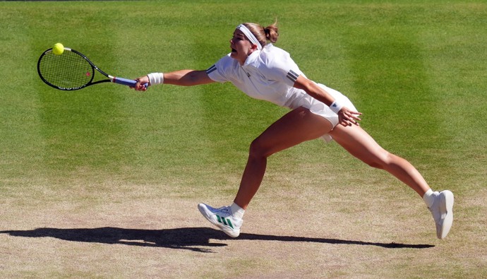 FOTO: Linda Nosková během wimbledonského finále. – stránka 14