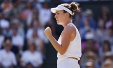 Linda Nosková slaví svůj wimbledonský titul.