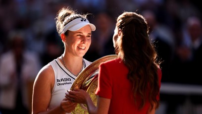 FOTO: Princezna Kate předala Lindě Noskové trofej.