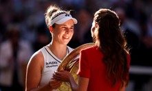 Princezna Kate předala Lindě Noskové trofej.