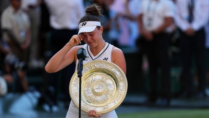 FOTO: Linda Nosková s wimbledonským titulem.